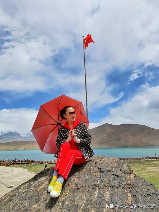 帕米尔高原上的雪峰平湖风光