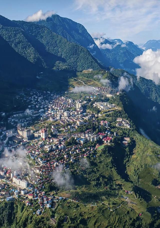 墨脱县在西藏林芝市，这里气候温暖湿润，有扎墨公路和派墨公路