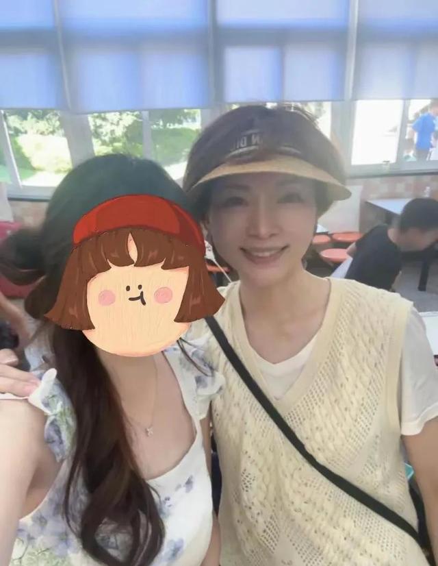 董卿与儿子现身南通,体态不错气色好,一点不像奔五的人