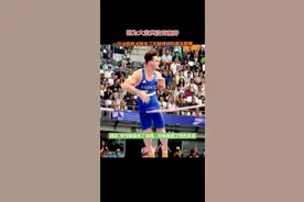 法国男运动员下体撞杆，意外走红圈粉10万，网友笑翻了！图片