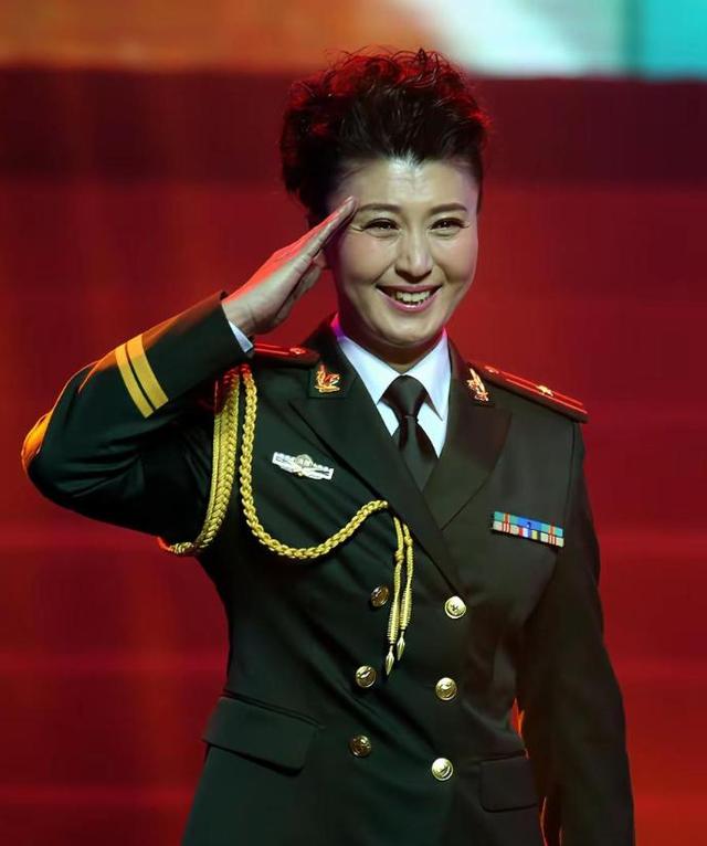 拔萝卜出泥！学历还没查清，闫学晶再迎噩耗，多位大V锤她恐坐牢