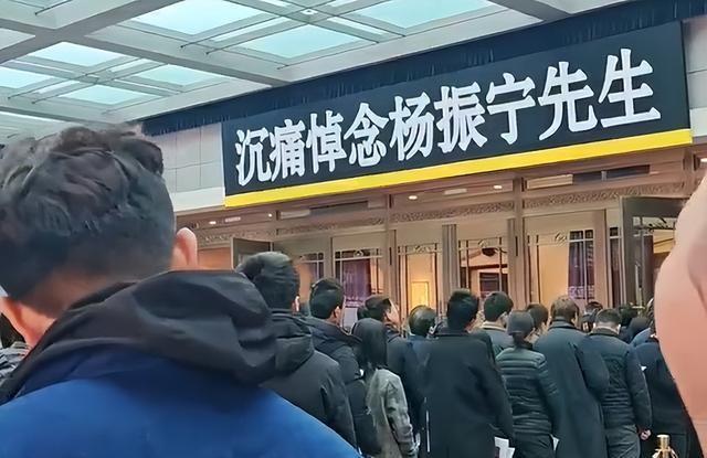 杨振宁葬礼结束，盖国旗完成夙愿不到24小时，恶心一幕就出现了！