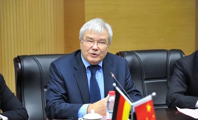 日本话音刚落，又一国介入台海，专机已经离华，要逼中国做3件事