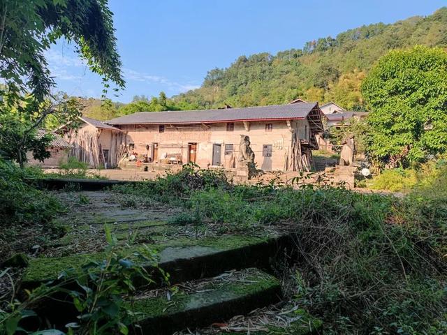 重庆巴南山中藏有一座荒废寺庙，破败不堪，门口石狮守护几百年