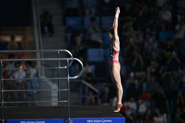 教练谈全红婵伤痛：胫骨踝关节都有伤，身上都是肌贴	，每天都很疼