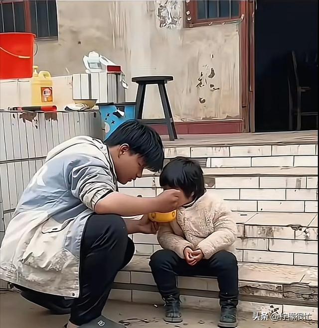 妹妹结婚我随礼18万,临走时她给我偷塞了个包裹,打开一看，我泪奔