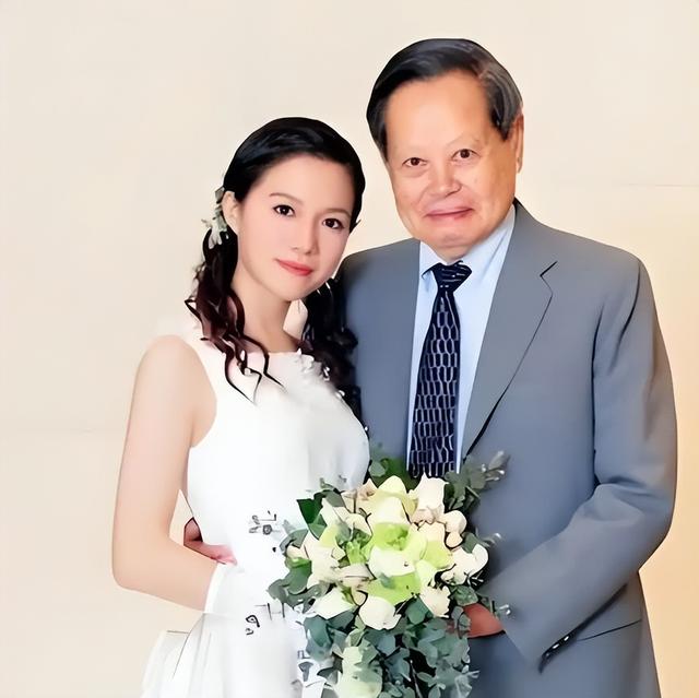 翁帆也没想到，丈夫杨振宁去世后，竟因生前一个举动再次口碑暴涨