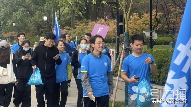 万人环古城 “徒步+消费”激活全域活力