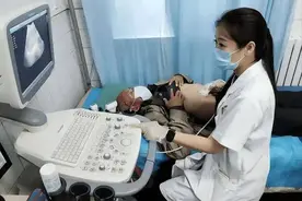 医生发现：肝硬化发展成肝癌时，皮肤会有几种表现，很多人不在意图片