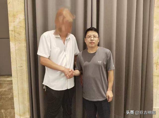 那个曾扬言让中国给全世界道歉，惨遭央视开除的阿丘，如今怎样了
