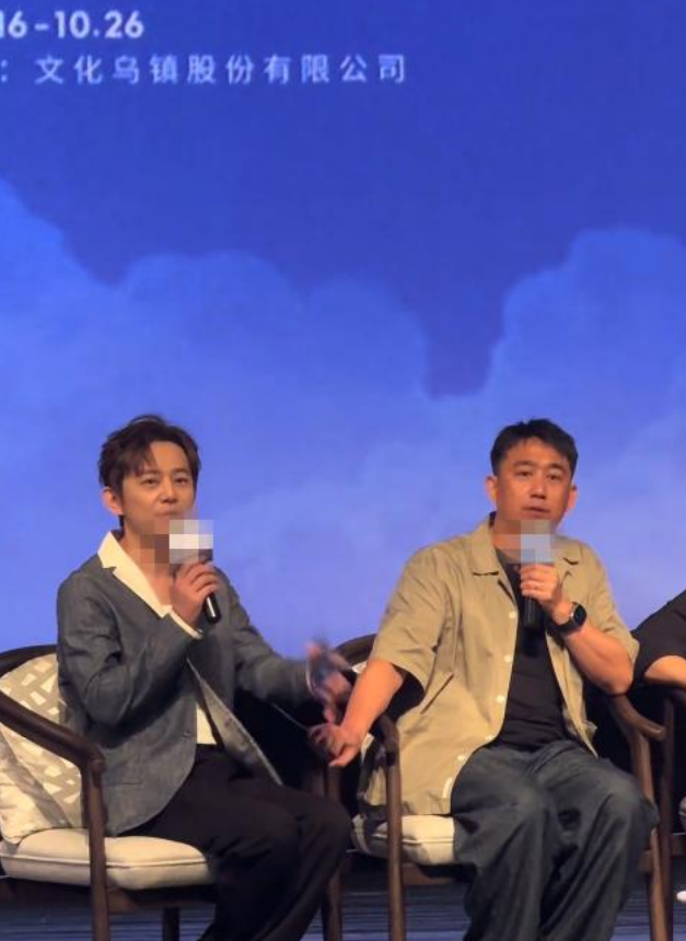 何炅和杨钰莹的一张牵手照，暴露两人关系 原来他俩“藏”的这么深