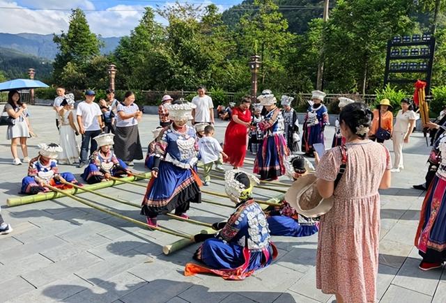 西江景区苗族“竹竿舞”舞出游客快乐加倍体验感