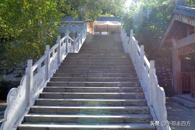 河北百草畔（上）：风动孤石悬险韵，蚁巡深岭蕴生机