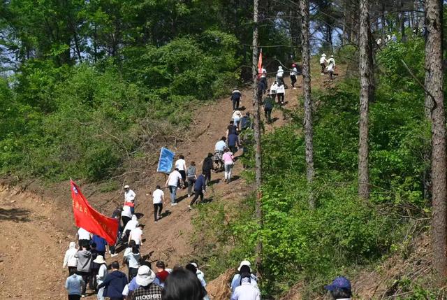 《华夏秋美教育集团：2025“十一+中秋”全民健身徒步登山活动》2
