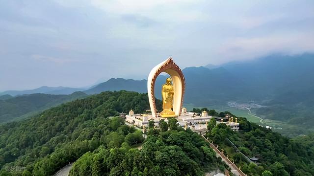 此生必爬的十大名山：从人间仙境到极限挑战，你敢来征服吗？