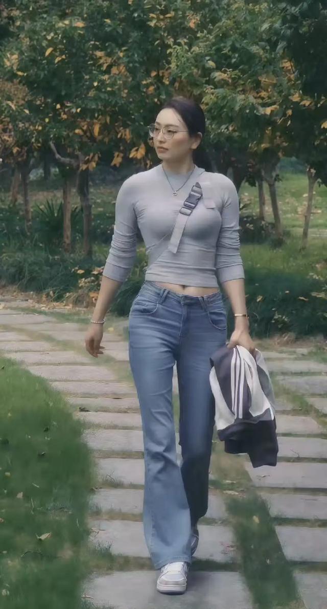 她这大体格真绝了，目测身高180，这才是无数人心中的女神形象