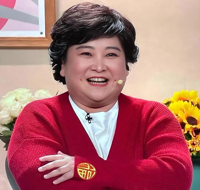 瘦到脱相？43岁的贾玲罕见露面，脸跨不平、又瘦又"颓"，令人唏嘘