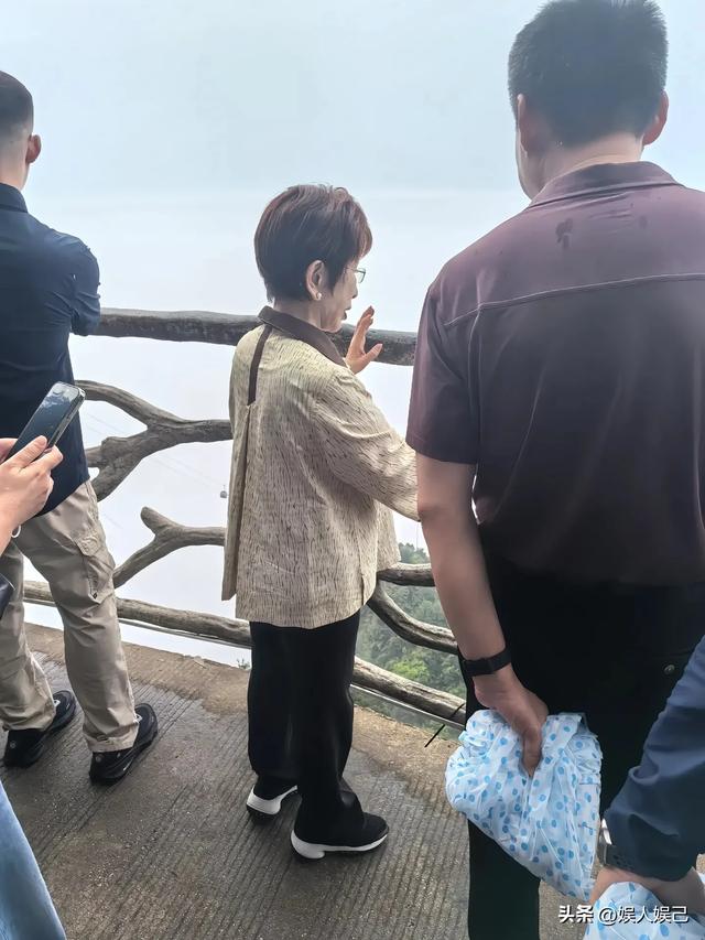 77岁洪秀柱游张家界天门山，与激动偶遇的游客热情打招呼，超有爱