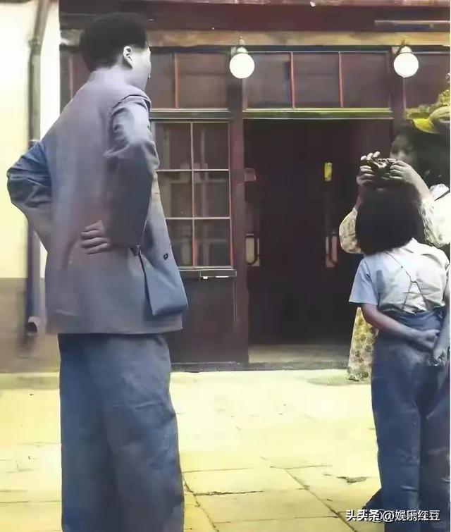 毛主席一家四口合影，四人脸上全是笑意，李讷紧挨毛主席