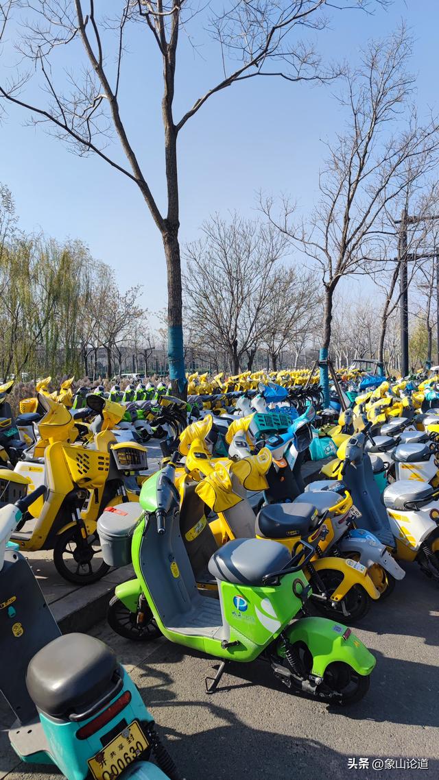 寒冷的冬天挡不住旅客的热情，开封万岁山武侠城客流暴增