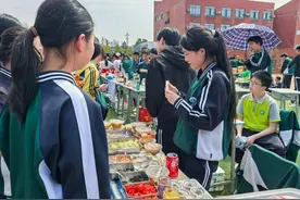 爱心点亮希望，义卖传递温暖图片