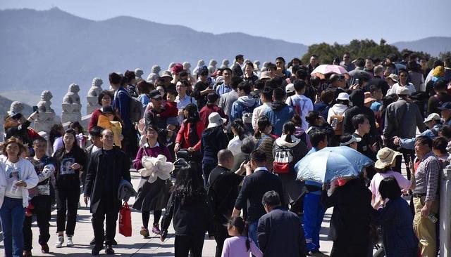 2026春节十大景区“人从众”现场，旅游热潮为何年年升级？