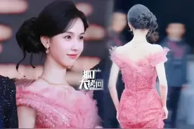 这夜，陈都灵美得璀璨夺目：蔷薇战袍大杀四方，这腰臀比谁不爱啊图片