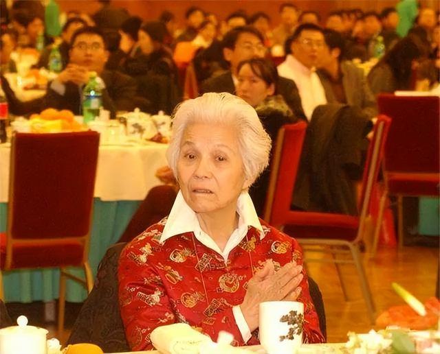 她是副总理之女，联系父亲生前好友却遭嫌弃，苦笑：他们都讨厌我