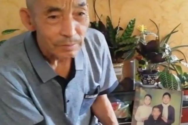 武汉卖菜单身汉捡2女婴抚养长大,谁料,多年后小女儿却让他泪目