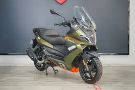 高功率版本不超2万元，2024款阿普利亚SR Max250和比亚乔X7怎么选图片