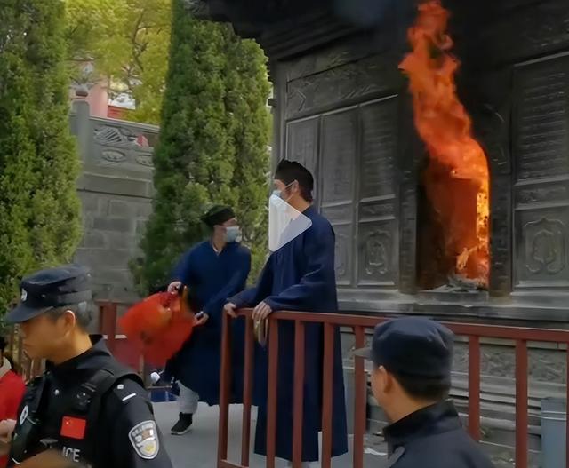 越扒越有！少林寺刚被调查，武当山也上了热搜，一个贪钱一个明抢