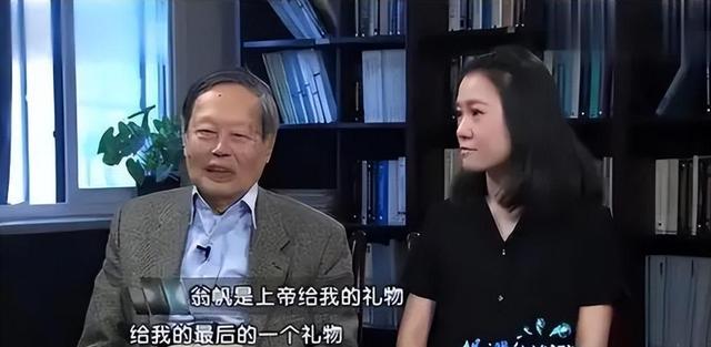 2021年，99岁杨振宁与72岁岳母罕见出镜，头发黑了，翁帆有些发福