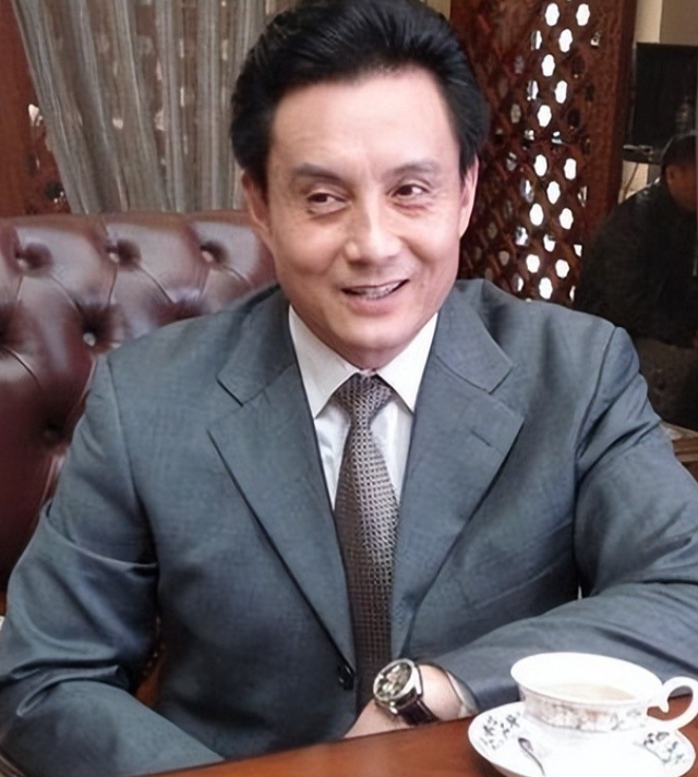 他被谢霆锋打成重伤，发妻6次流产绝情离开，如今街头卖卤肉为生