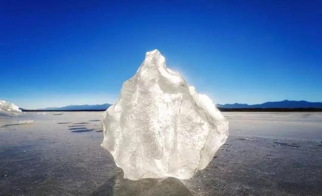 西藏冬日的冰湖仙境，堪比贝加尔湖！