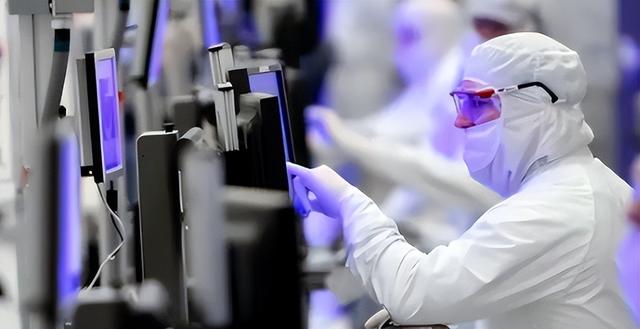 荷兰巨头ASML曾发声：中国芯片制造技术落后西方10-15年