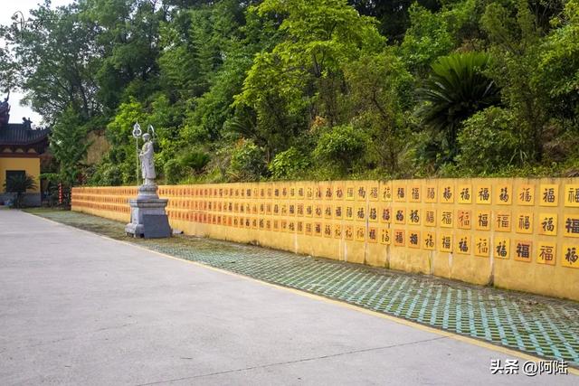 临崖而建的萧山福庆寺,来历有点神秘却香火旺盛,当地影响力甚广