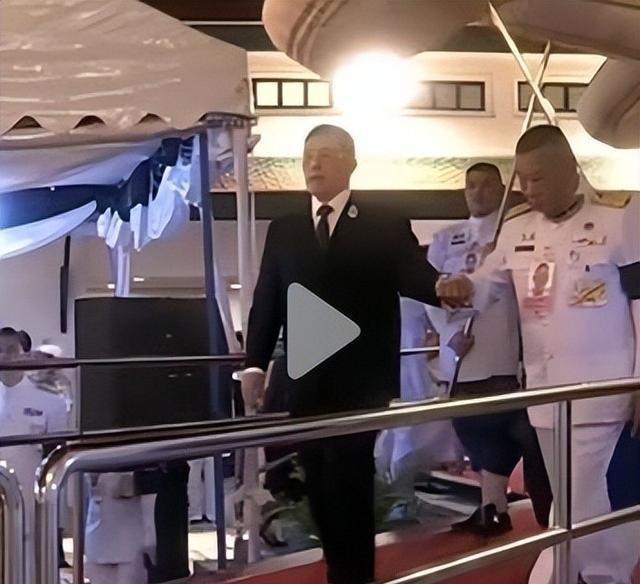 葬礼第10天！泰王被侍从扶着走，苏后冷着脸，欧拉弄独自祭奠婆婆