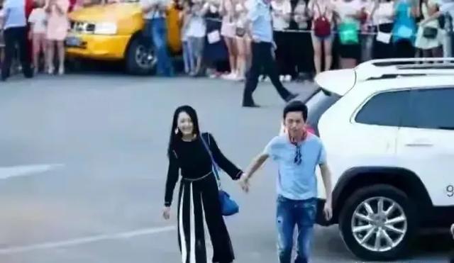 何炅和杨钰莹街头牵手 画面温馨 何炅年事已高 杨钰莹依旧美丽动人！