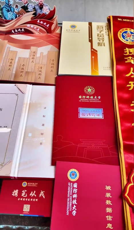 广西考生被国防科大录取，跑工地去报喜，父亲下意识动作惹人心酸