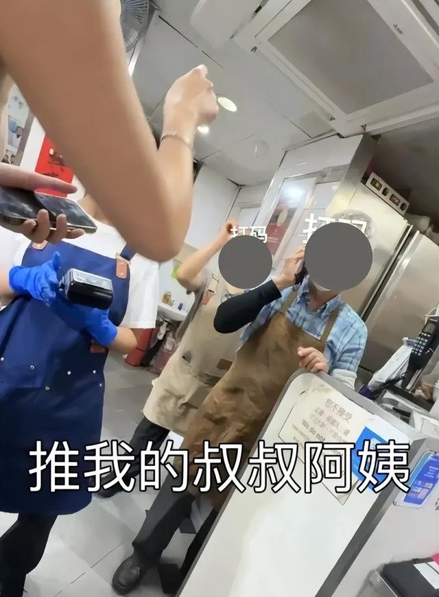 香港文旅白干！老字号吃出带血异物，店家态度嚣张：大陆人找事