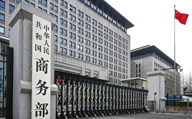 最后一刻，特朗普终于签字了！中美联合声明出炉，2个动作不寻常