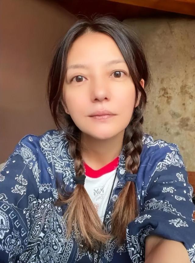 一夜间惨遭封杀！赵薇现状曝光，作恶多端的她被起诉只是家常便饭