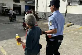 老人突发低血糖晕倒 昌江警方“高甜”救助图片