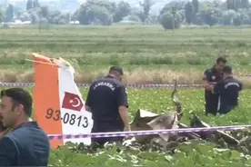 突发！土耳其军方一训练机坠毁图片