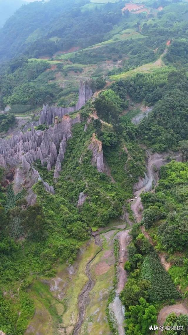 嵩明朋友圈丨牛栏江“七彩土林” 藏在山水间的秘境