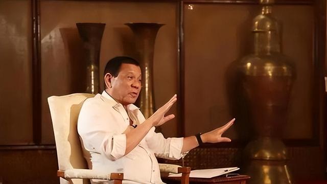 我们不少人曾错误地认为	，杜特尔特总统反美亲中是为骗取我们援助