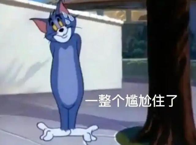 女子徒步误将蛇窝当“野生蹦床”？网友认为是过山峰！你觉得呢？