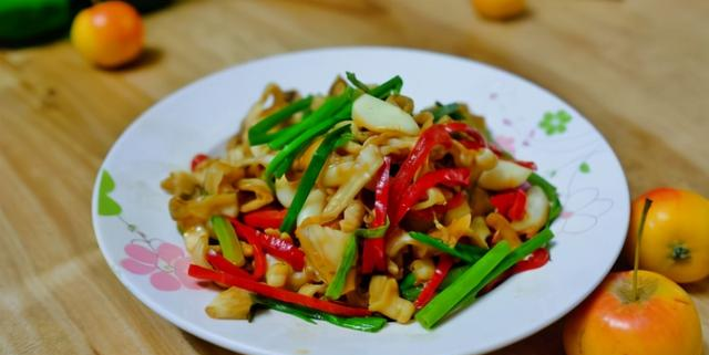 下班挤地铁，饿得前胸贴后背，却刷到外卖软件里一份凉拌金针菇