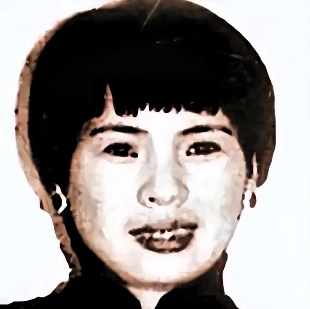 赖昌星前妻曾明娜现状：独居3000平老宅，种花做饭，活成人生赢家