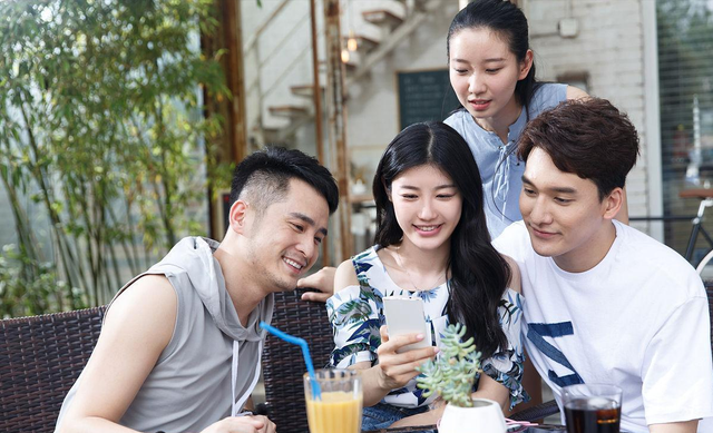 旗舰机疯狂降价，千元机配置“越级”，中端机被两头夹击，太难了